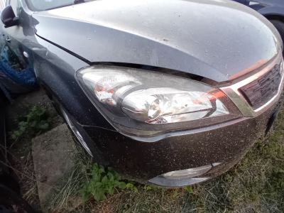 Kia cee'd – přední maska s mřížkou a logem KIA - náhled 3